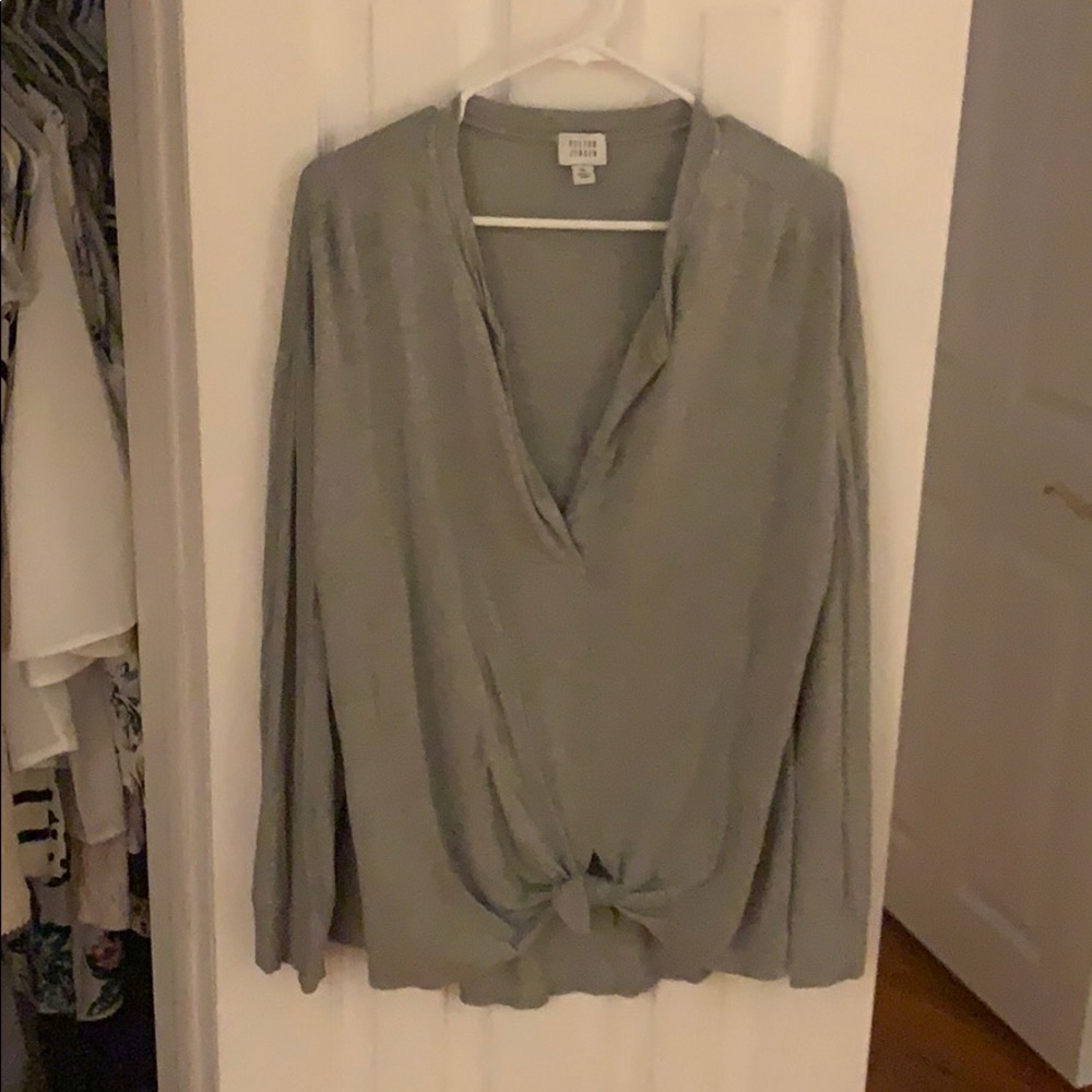 Flattering, light sweatshirt